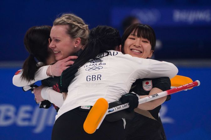 Atletas de ambos equipos se abrazan después de la final de curling entre Japón y Gran Bretaña el 20 de febrero. Fue la única medalla de oro de Gran Bretaña en estos Juegos Olímpicos.