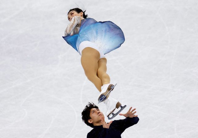 Los patinadores artísticos chinos Han Cong y Sui Wenjing compiten en el evento de parejas el sábado 19 de febrero. Terminaron con un puntaje récord mundial para obtener su primer oro olímpico.