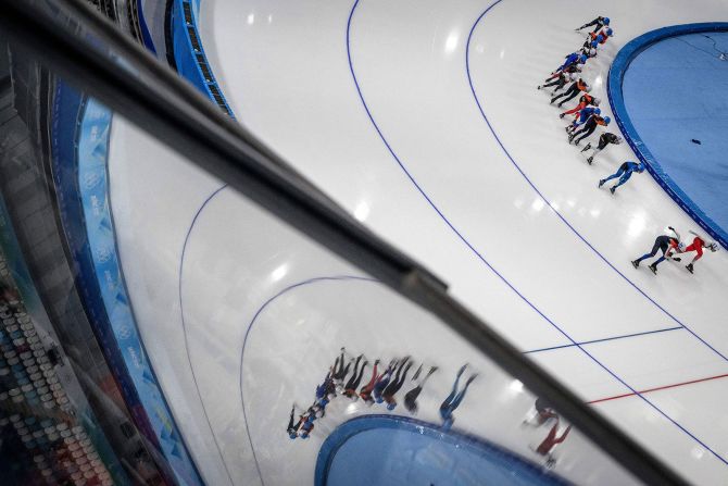 Magdalena Czyszczoń de Polonia y Maryna Zuyeva de Bielorrusia lideran el pelotón durante la final de salida masiva de patinaje de velocidad el 19 de febrero.