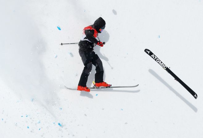 El británico Gus Kenworthy se estrella durante la final de freeski de halfpipe el 19 de febrero. Los esquiadores se enfrentaban a fuertes vientos durante sus recorridos y varios de ellos comentaron sobre las difíciles condiciones. Estos fueron los últimos Juegos Olímpicos para Kenworthy, quien ganó una plata en 2014.