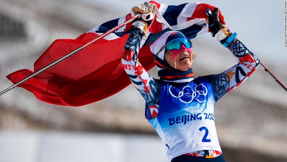 Therese Johaug de Noruega celebra ganar el oro en los 30 km de esquí de fondo el sábado.