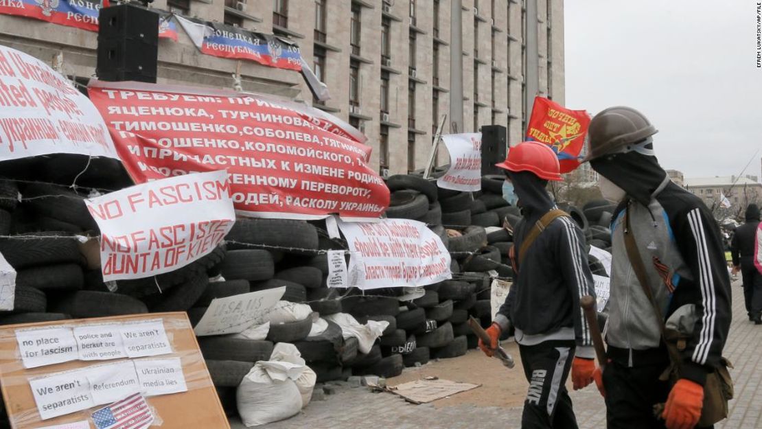 Los rebeldes respaldados por Rusia tomaron un edificio del gobierno en Donetsk, Ucrania, el 11 de abril de 2014.