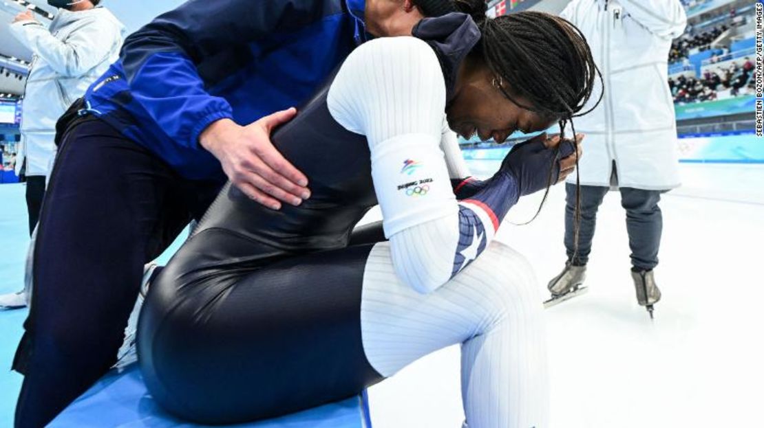 El estadounidense Jackson lloró de alegría al ganar el oro en el patinaje de velocidad.