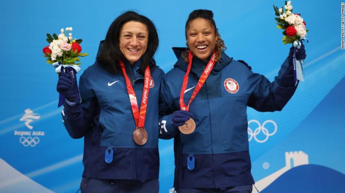 Haz una pose de alegría... Elana Meyers Taylor y Sylvia Hoffman del equipo de EE. UU. celebran su medalla de bronce después de la competencia de bobsleigh de dos mujeres.