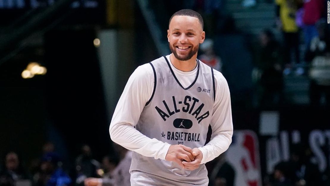 Stephen Curry sonríe durante una sesión de práctica en Cleveland, el sábado 19 de febrero de 2022.