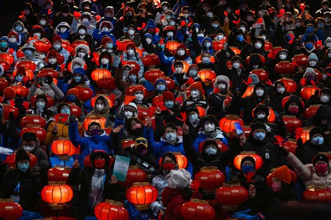 Los espectadores asisten a la ceremonia de clausura de los Juegos Olímpicos de Invierno 2022 realizada en el Estadio Nacional de Beijing, también conocido como ‘El Nido de Pájaro’.