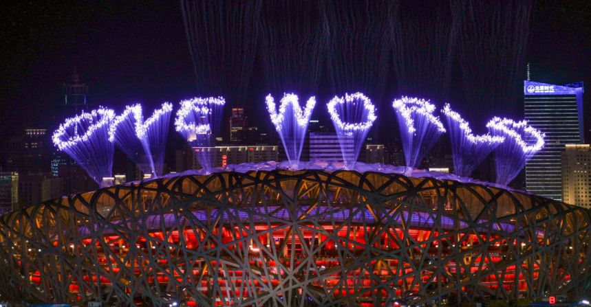 Los fuegos artificiales explotan sobre el Estadio Nacional de Beijing durante la ceremonia de clausura de los Juegos Olímpicos de Invierno de Beijing 2022.