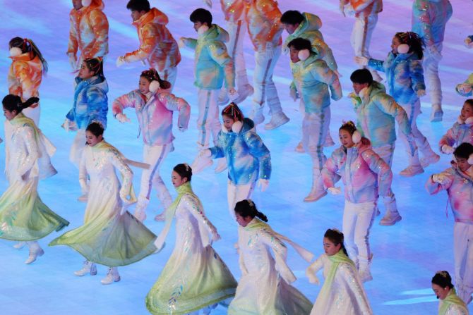 Bailarines durante la Ceremonia de Clausura de los Juegos Olímpicos de Invierno.