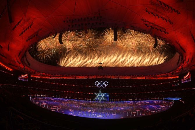 Un espectáculo de fuegos artificiales dentro del estadio junto a los anillos olímpicos durante la Ceremonia de Clausura de los Juegos Olímpicos de Invierno de Beijing 2022 en el Estadio Nacional de Beijing el 20 de febrero de 2022 en Beijing, China.