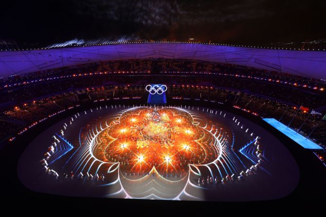 El Caldero Olímpico junto a los anillos olímpicos mientras los artistas bailan durante la Ceremonia de Clausura de los Juegos Olímpicos de Invierno de Beijing 2022 en el Estadio Nacional de Beijing el 20 de febrero.