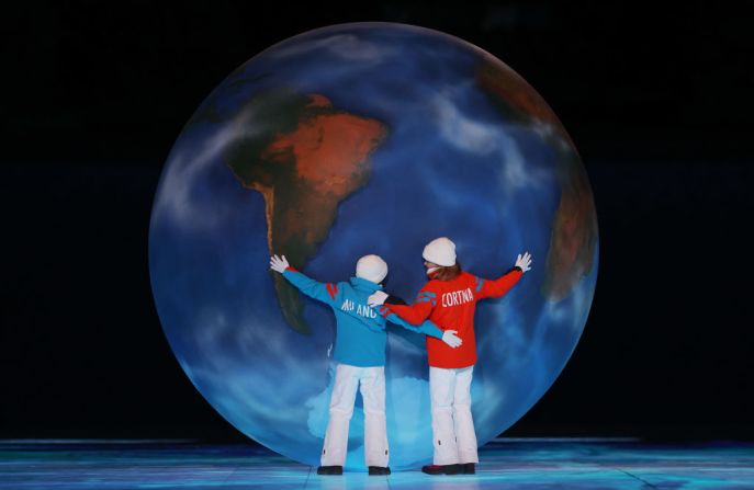 Los niños que representan a Milán y Cortina sostienen un globo terráqueo como parte de la ceremonia de entrega durante la Ceremonia de Clausura de los Juegos Olímpicos.