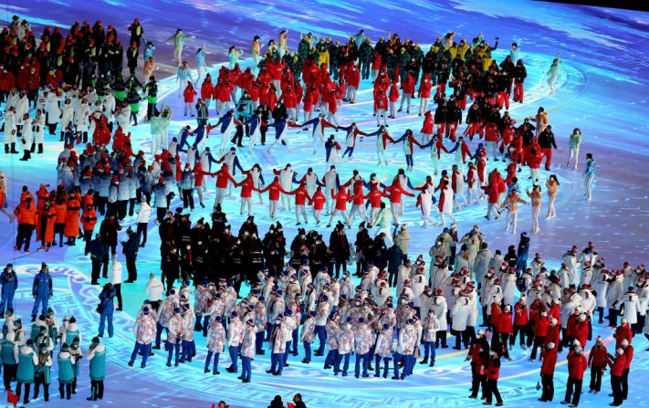 Vista general dentro del Estadio Nacional de Beijing mientras los atletas recorren su camino durante la Ceremonia de Clausura.