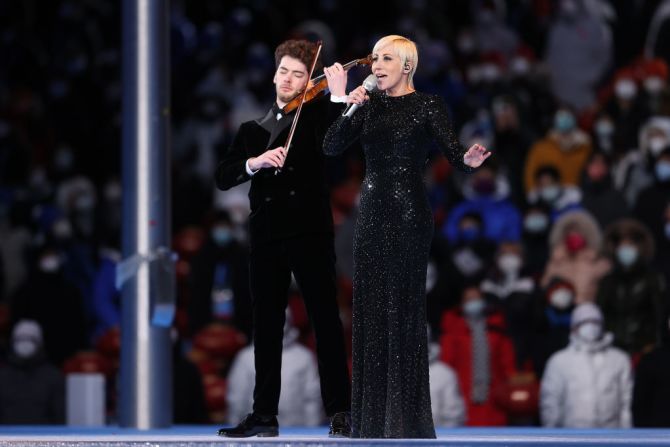 Artistas cantan durante la Ceremonia de Clausura.