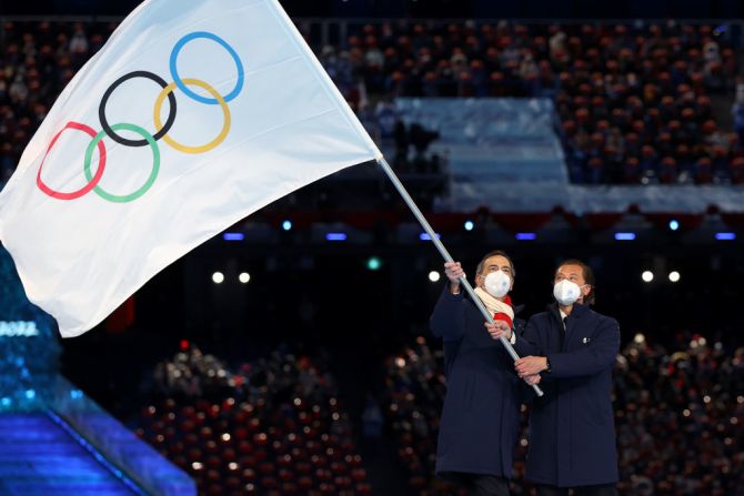 Guiseppe Sala, alcalde de la ciudad de Milán y Gianpetro Ghedina, alcalde de la ciudad de Cortina d'Ampezzo reciben la bandera olímpica. Estas ciudades serán sede de los próximos Juegos Olímpicos.