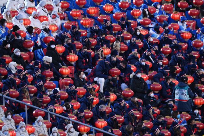 Espectadores observan durante la Ceremonia de Clausura de los Juegos Olímpicos de Invierno de Beijing 2022.