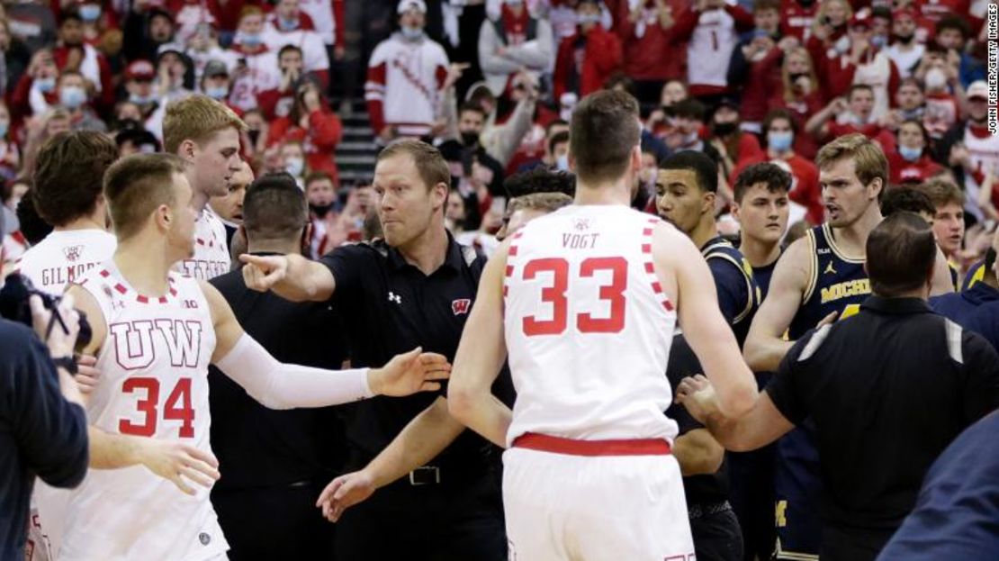 El entrenador asistente de los Wisconsin Badgers, Joe Krabbenhoft, reacciona después de que estallara una pelea entre Wisconsin y Michigan.