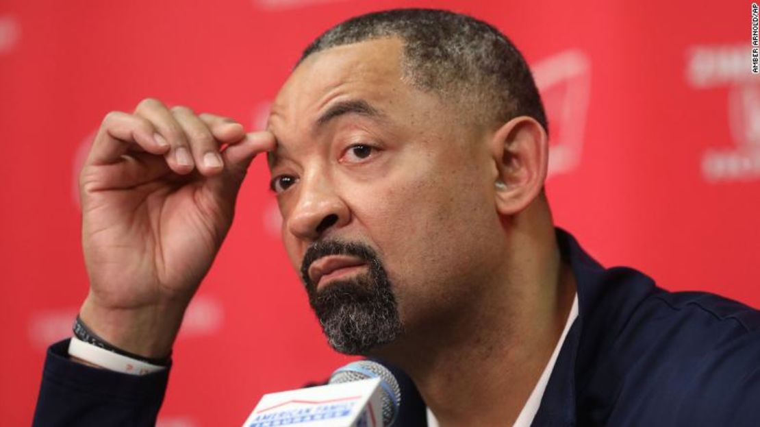 Juwan Howard habla con los medios sobre una pelea que estalló en la cancha después de un partido de baloncesto universitario de la NCAA contra Wisconsin.