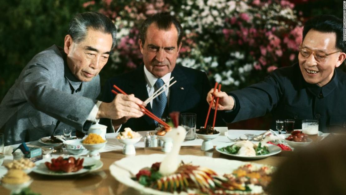 El presidente de EE.UU., Richard Nixon, con el primer ministro Zhou Enlai (izquierda) y el líder del Partido Comunista de Shanghai, Zhang Chunqiao, en un banquete de despedida durante la visita de Nixon a China, en 1972.