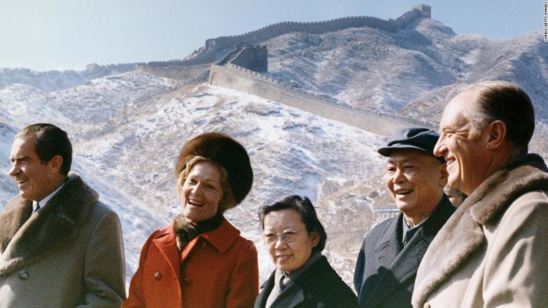 El presidente Nixon y la primera dama Pat Nixon visitan la Gran Muralla China.