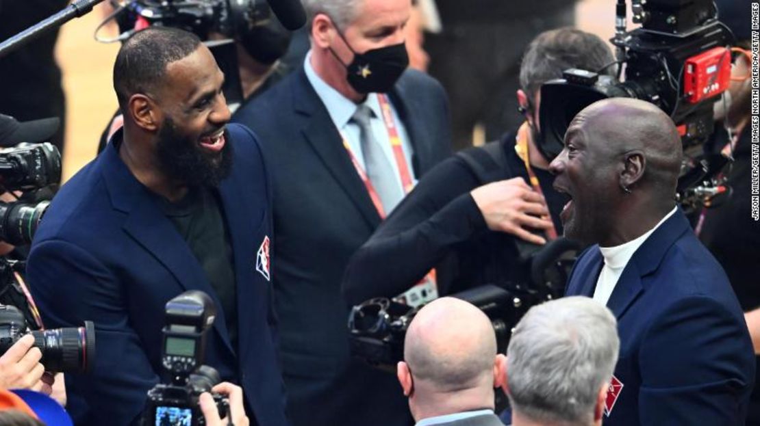 Michael Jordan y LeBron James comparten un momento tras la selección del equipo del 75 aniversario.