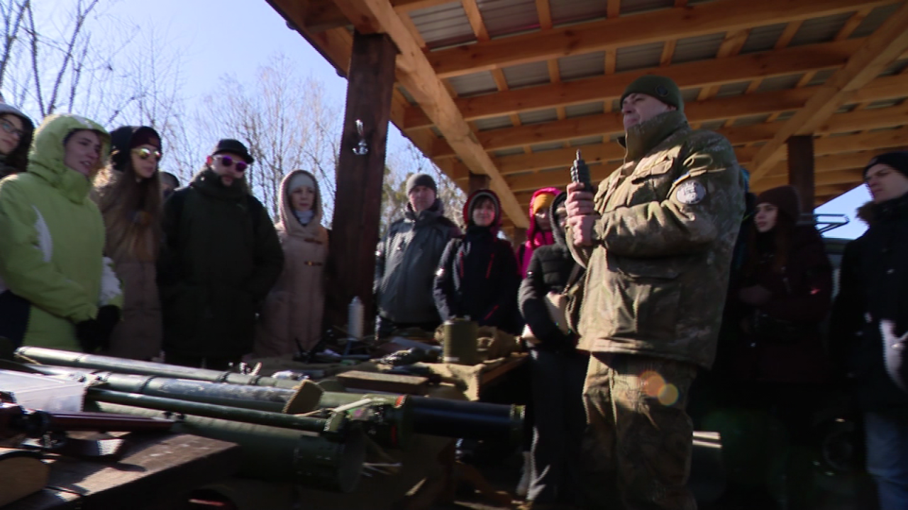 CNNE 1157541 - civiles en lviv entrenan para un posible ataque ruso