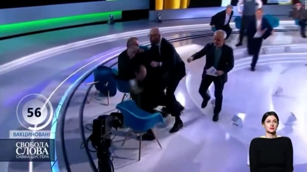 CNNE 1157643 - pelea en television durante programa sobre una posible invasion rusa