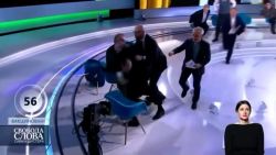 CNNE 1157643 - pelea en television durante programa sobre una posible invasion rusa