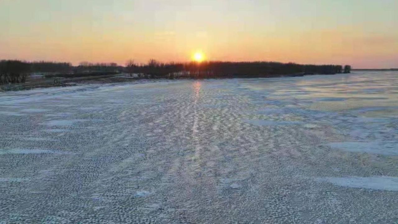 CNNE 1157858 - un lago se llena misteriosas de bolas de hielo en china