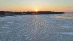 CNNE 1157858 - un lago se llena misteriosas de bolas de hielo en china