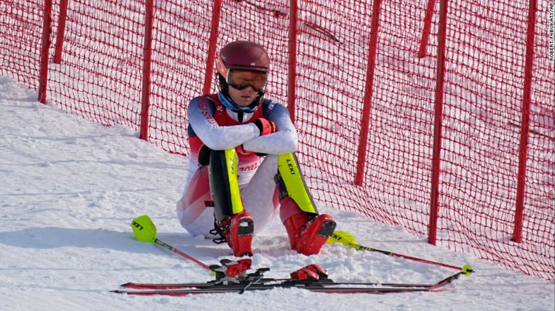 Mikaela Shiffrin se sienta a un lado de la pista después de esquiar en la primera manga del eslalon femenino.