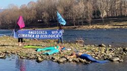 CNNE 1158102 - activistas protestan disfrazadas de sirenas muertas