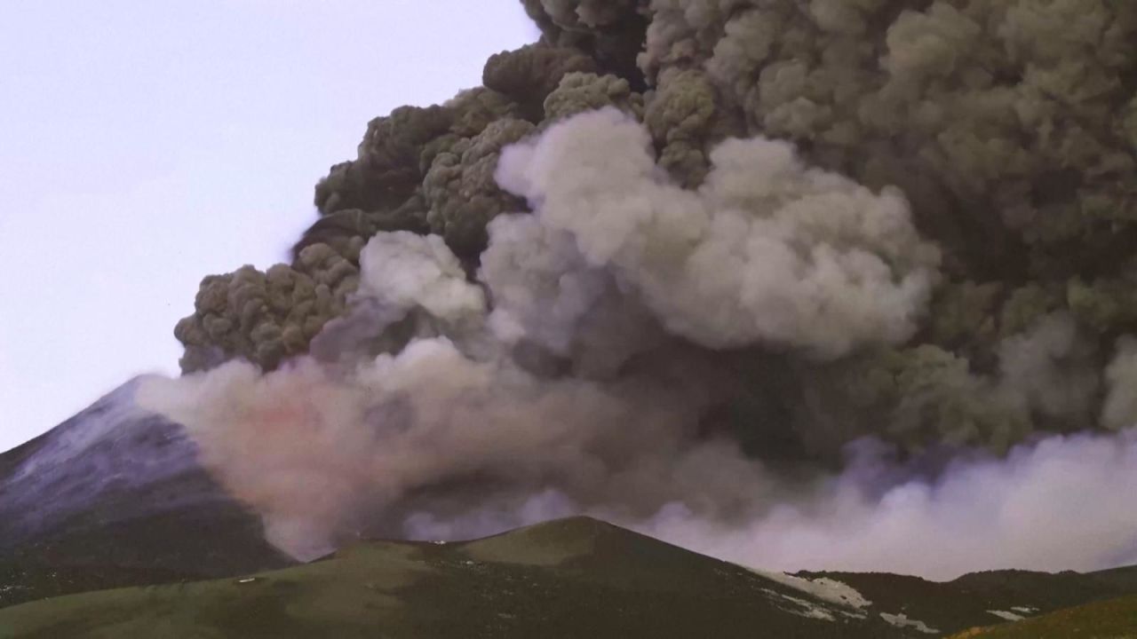 CNNE 1158176 - mira las impresionantes imagenes de la fuente de lava que expulso el volcan etna