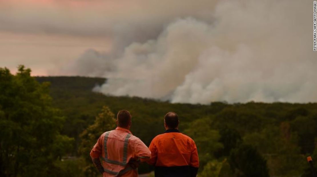 Un gran incendio forestal se ve desde Bargo, Australia, al suroeste de Sydney, en diciembre de 2019. Ese mes se declaró el estado de emergencia en la región más poblada de Australia, ya que una ola de calor sin precedentes avivó los incendios forestales fuera de control, destruyendo casas y asfixiando enormes áreas con un humo tóxico.