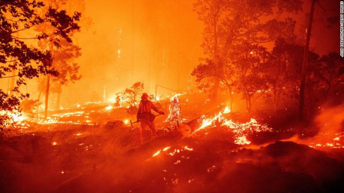 Un bombero lucha contra las llamas durante el incendio de Creek en la zona de Cascadel Woods del condado no incorporado de Madera, California, en septiembre de 2020.