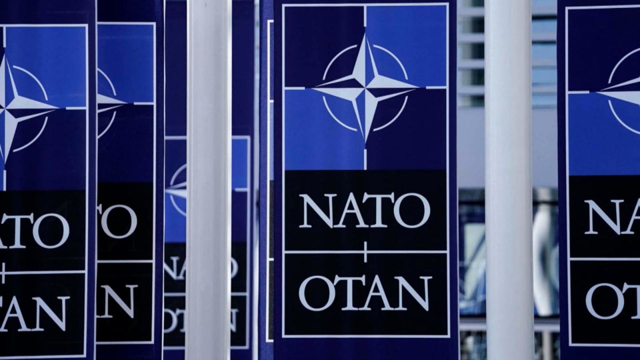CNNE 1158743 - encuesta- 1 de cada 2 rusos apoya usar fuerza militar
