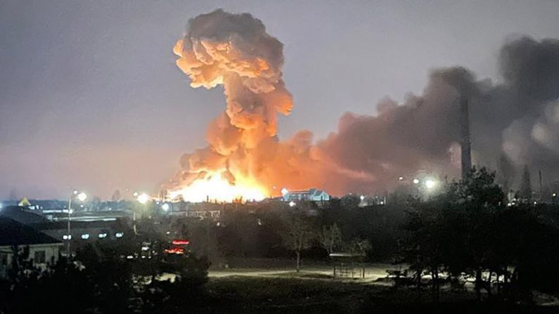 Se ve una explosión desde Kyiv, la capital de Ucrania, la madrugada del jueves 24 de febrero.