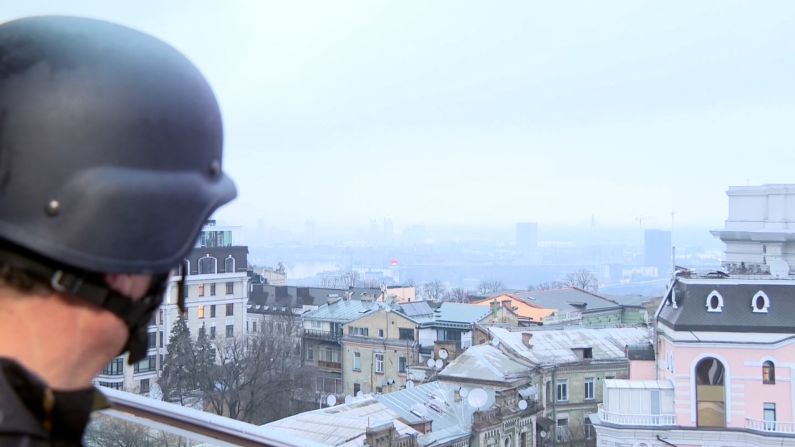 Los equipos de CNN en Kyiv escucharon sirenas aéreas durante varios minutos el jueves por la mañana a las 7:00 a.m. hora local. Las sirenas se escuchaban por toda la ciudad.