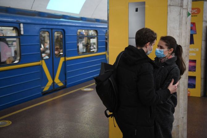 Una pareja habla entre sí en una estación de metro en Kyiv a primera hora del 24 de febrero de 2022.