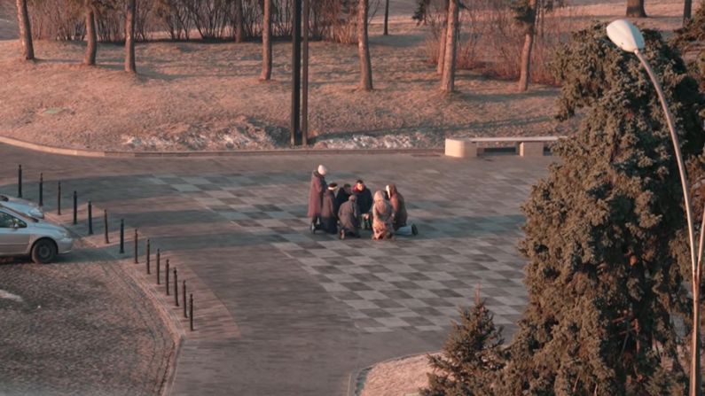 Un pequeño grupo de personas se reunieron para rezar en Kharkiv.