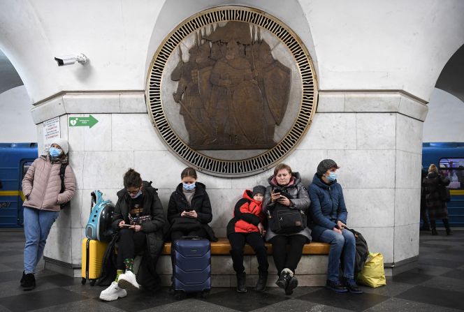 La gente se refugia en la estación de metro Vokzalna de Kyiv, Ucrania, el 24 de febrero.