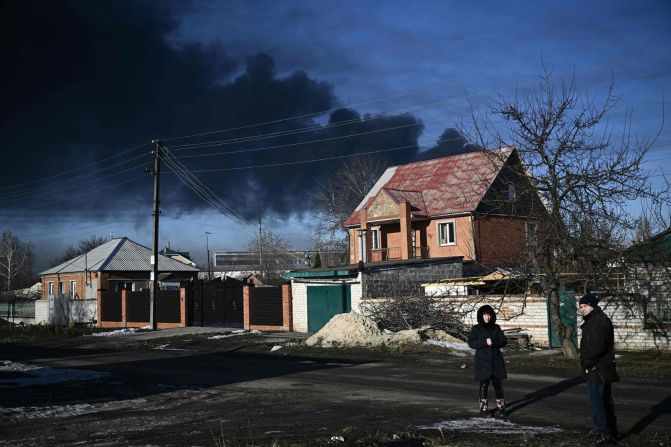 Humo sale de un aeropuerto militar en las afueras de Kharkiv el 24 de febrero. Un equipo de CNN en Kharkiv, la segunda ciudad más grande de Ucrania, escuchó un "flujo constante de fuertes explosiones". Aris Messinis/AFP/Getty Images