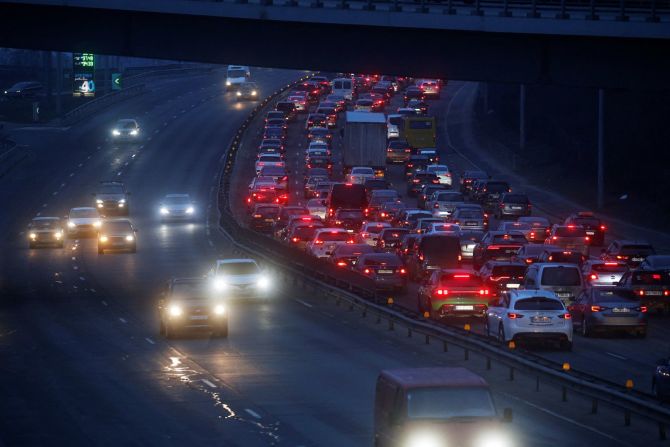 Se ve una larga fila de autos saliendo de Kyiv el 24 de febrero. El tráfico pesado parecía dirigirse hacia el oeste, lejos de donde se escucharon explosiones temprano en la mañana. Valentyn Ogirenko/Reuters