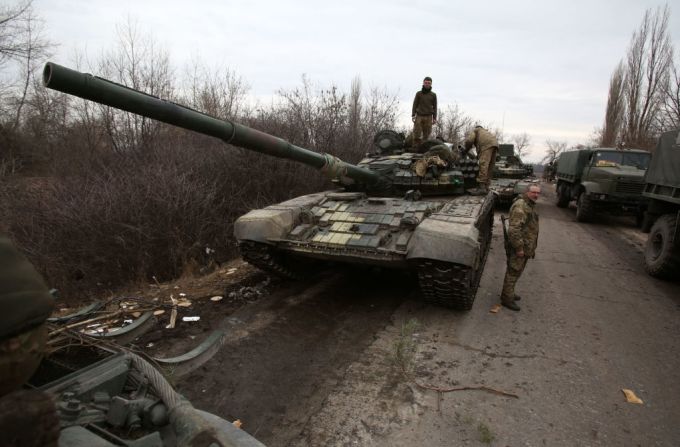 Militares ucranianos se preparan para repeler un ataque en la región ucraniana de Lugansk el 24 de febrero de 2022.