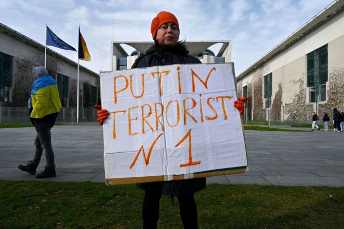 Un manifestante posa frente a la Cancillería alemana en Berlín el 24 de febrero de 2022 con un cartel que dice 'Putin Terrorist Nr 1', luego de la operación militar de Rusia en Ucrania.
