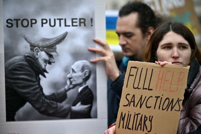 "Paren a 'Putler' (un juego de palabras entre Putin y Hitler), dicen manifestantes en Londres, Inglaterra, en una protesta contra la invasión de Rusia a Ucrania.