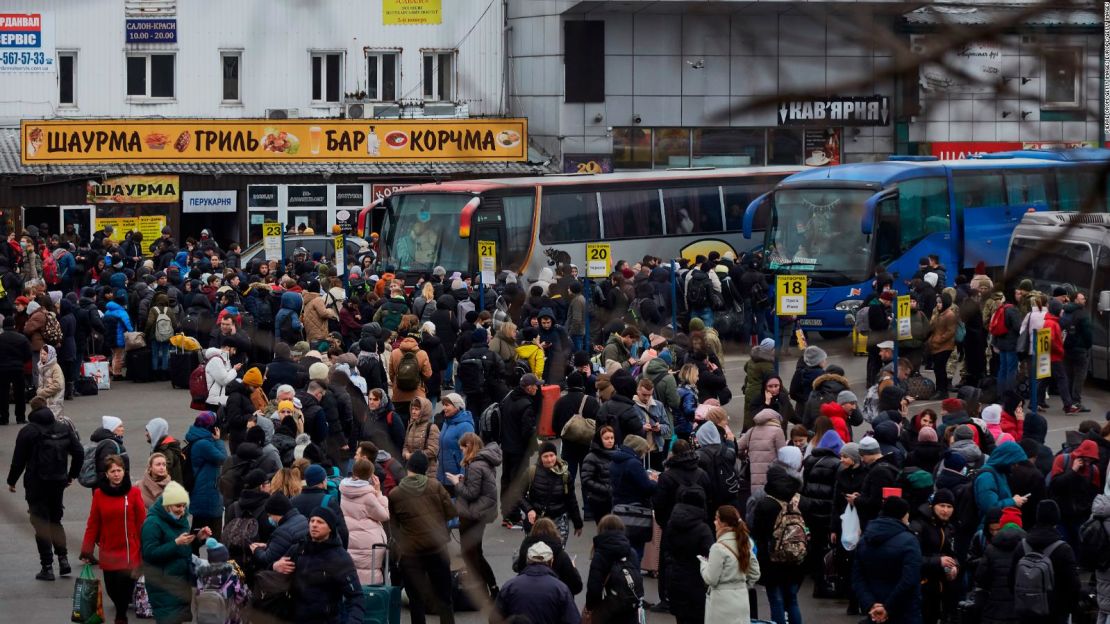 La gente espera un autobús en la estación de autobuses para evacuar Kiev el 24 de febrero de 2022 en Kiev, Ucrania. De la noche a la mañana, Rusia comenzó un ataque a gran escala contra Ucrania, con explosiones reportadas en varias ciudades y muy lejos de las inquietas regiones del este en manos de los rebeldes respaldados por Rusia.