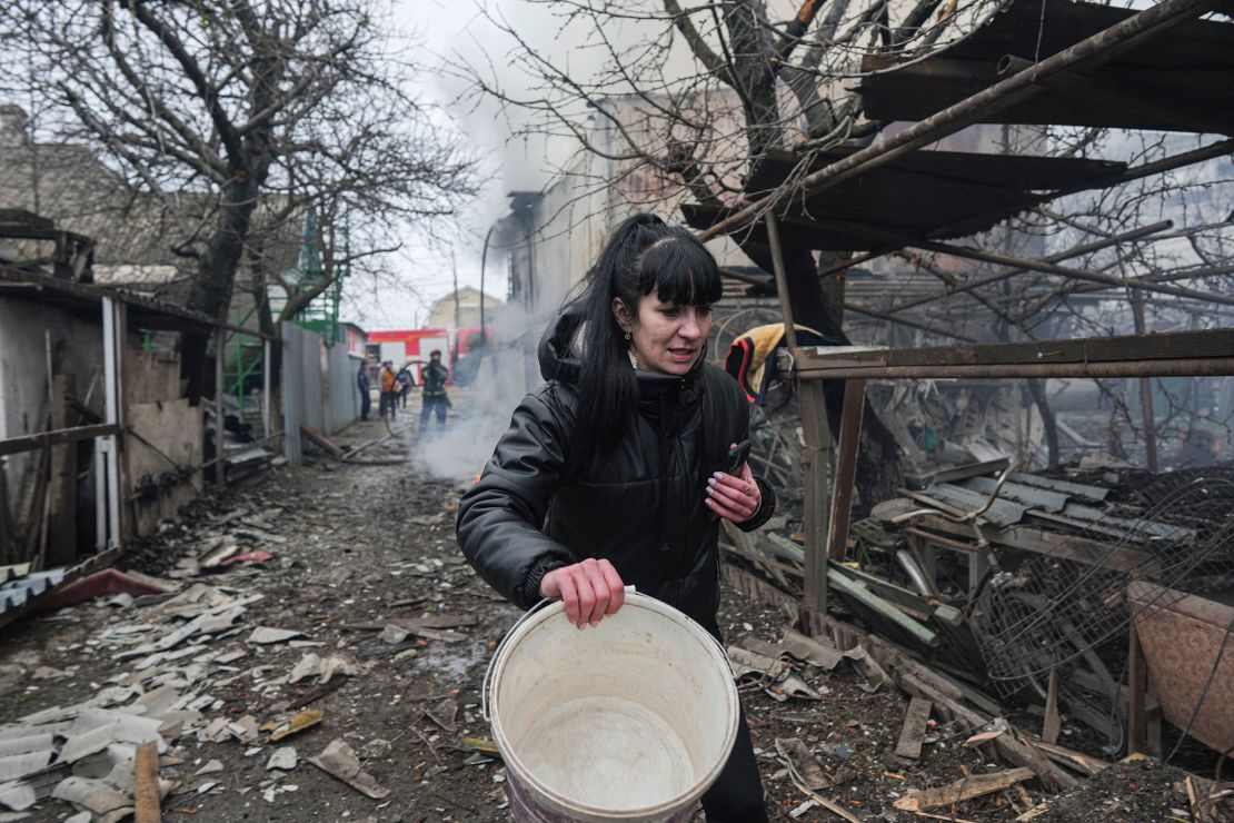 Una mujer pasa junto a los escombros tras los bombardeos rusos, en Mariupol, Ucrania, el jueves 24 de febrero de 2022. Rusia lanzó una andanada de ataques aéreos y con misiles contra Ucrania el jueves temprano y funcionarios ucranianos dijeron que las tropas rusas se han acercado el país desde el norte, este y sur.