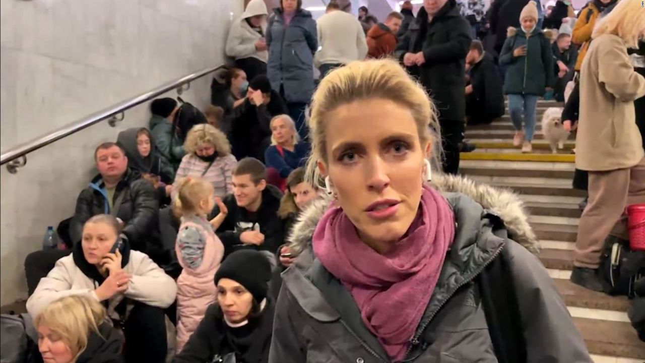 CNNE 1159442 - ucranianos usan el metro como refugio