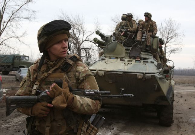 Militares ucranianos patrullan en la región de Luhansk en Ucrania el 24 de febrero.