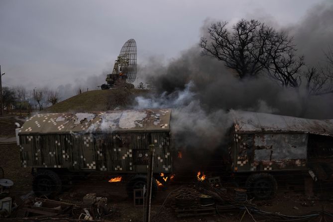 Humo se eleva desde una base de defensa aérea después de un aparente ataque ruso en Mariupol, Ucrania, el 24 de febrero. Un equipo de CNN en Mariupol informó haber escuchado un disparos.